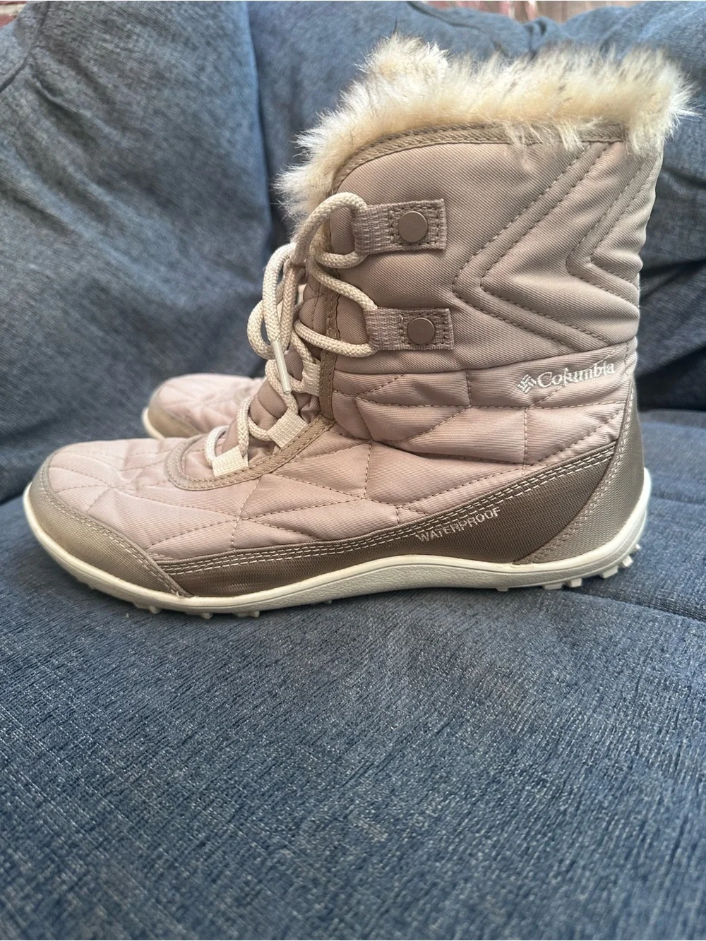 Columbia Women's Minx Shorty III Snow Boots in the Oxford Tan/Fawn- 10.5